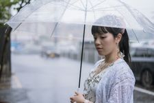 Blus dan outer cocok dipakai saat cuaca hujan di Jepang.