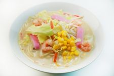 Nagasaki champon, ramen khas Nagasaki dengan topping daging babi, seafood, dan sayur.