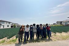 Teh Rina, dan sejumlah petani asal Indonesia di Matsubara Farm, Selasa (20/5/2025).
