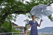 Pakailah dress dan bawa payung saat hujan di Jepang.