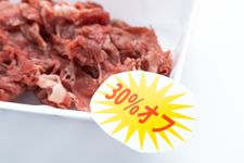 Ilustrasi daging sapi diskon 30 persen di supermarket Jepang.