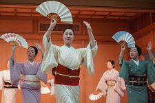 Para geisha Shinbashi sedang latihan di bawah pengawasan instruktur sebelum Azuma Odori ke-100 di Teater Shinbashi Enbujo, Tokyo, (8/5/2025).