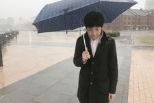 Pakailah jaket tebal dan gunakan payung saat hujan di Jepang.