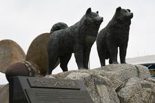 Patung Anjing Taro &amp; Jiro di taman kecil di Pelabuhan  Nagoya, Jepang.