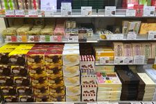 Hokkaido Dosanko, antenna shop yang menjual produk lokal Hokkaido di Tokyo, Jepang.
