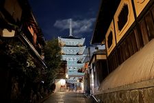 Yasaka Tower pada malam hari di Kyoto, Jepang.