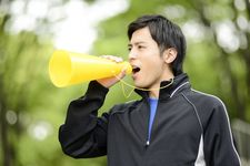 Seorang pria mengenakan kaos dipadukan dengan jaket sport.