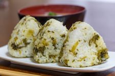 Karashi takana onigiri, bola nasi berisi sawi asin pedas khas Prefektur Kumamoto, Jepang.
