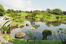 Taman Suizenji Jojuen di Prefektur Kumamoto dengan miniatur Gunung Fuji dan kolam tradisional Jepang.