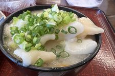 Dago-jiru, sup berisi pangsit basah dan aneka sayur.
