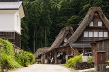 Gassho-zukuri atau rumah beratap jerami di Desa Gokayama, Prefektur Toyama, Jepang.
