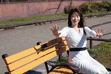 Dress terusan cocok dipakai saat cuaca cerah tetapi suhu dingin.