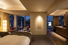 Kamar-kamar di karaksa hotel premier Tokyo Ginza menggabungkan fungsionalitas dengan ketenangan dalam ruang bagi para pelancong untuk benar-benar bersantai. Di lounge gratis eksklusif kami, minuman musiman dan hidangan ringan tersedia.
