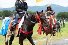 Festival Soma Nomaoi menampilkan samurai berjubah menunggang kuda. Soma Nomaoi termasuk salah satu festival yang jadwalnya berubah dampak panas ekstrem di Jepang.