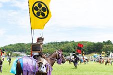 Festival Soma Nomaoi menampilkan samurai berjubah menunggang kuda. Soma Nomaoi termasuk salah satu festival yang jadwalnya berubah dampak panas ekstrem di Jepang.