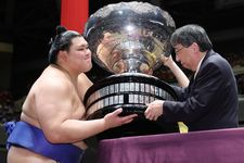 Pegulat sumo dengan pangkat ozeki bernama Onosato mengangkat Piala Perdana Menteri pada hari terakhir turnamen Grand Sumo Musim Panas yang berlangsung selama 15 hari di Tokyo pada 25 Mei 2025. Ia meraih catatan 14 kemenangan dan 1 kekalahan untuk gelar juara keempat dalam kariernya. Meski kalah di hari terakhir, Onosato kabarnya akan naik ke pangkat tertinggi dalam sumo yaitu yokozuna atau juara besar dalam beberapa hari ke depan.
