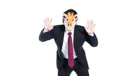 Orang Jepang menerapkan tatemae, senyum dan ucapan sopan yang tidak sesuai kata hati, tujuannya untuk menjaga keharmonisan.