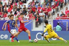 Kiper timnas Indonesia Ernando Ari (kuning) berlari menyelamatkan bola pada pertandingan sepak bola Grup D Piala Asia 2023 Qatar antara Jepang vs Indonesia di Stadion al-Thumama di Doha pada 24 Januari 2024.