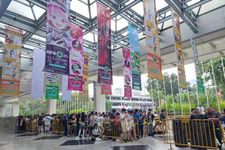 Suasana antrean menuju lokasi Anime Festival Asia Indonesia yang digelar di Jakarta Convention Center, Jakarta pada Minggu (8/6/2025).