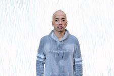 Seorang pria mengenakan sweater capuchon.