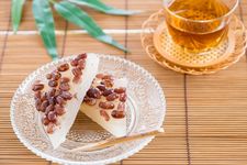 Minazuki, kue manis khas Jepang terbuat dari tepung beras dan kacang merah azuki. Kue manis ini biasa disantap saat awal musim panas pada Juni di Kyoto.