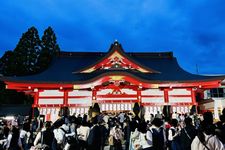 Festival musim panas Sanno Matsuri di Tokyo hadirkan parade tandu mikoshi, gajah kertas, dan penari bertopeng naga.