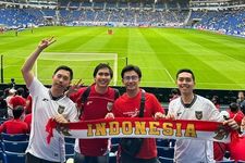 Candra (paling kiri), salah satu suporter skuad Garuda, menyaksikan langsung pertandingan timnas Jepang vs. Indonesia di Stadion Suita City, Osaka, Jepang, kick-off pukul 17.35 WIB.