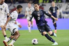 Daichi Kamada dibayangi oleh Yance Sayuri dalam laga Grup C putaran ketiga Kualifikasi Piala Dunia 2026 zona Asia antara Jepang vs Indonesia di Suita City Football Stadium pada Selasa (10/6/2025).