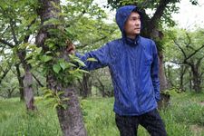 Seorang pria mengenakan outfit jaket berbahan rayon.