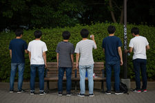 Ilustrasi remaja melakukan aksi vandalisme di taman. Jepang memasang alat pemutar suara berfrekuensi tinggi yang hanya bisa didengar kaum muda agar mereka tidak melakukan vandalisme atau aksi buruk lain terutama pada malam hari.