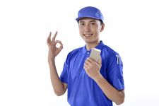 Seorang pria mengenakan kaos dan topi.