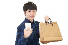 Seorang pria mengenakan outfit kemeja berbahan flannel.