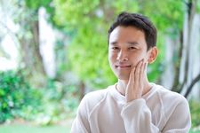 Seorang pria mengenakan kaus lengan panjang.