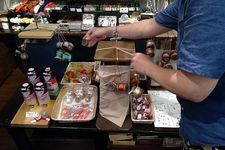 Toko Kiryudo Asakusa di Tokyo menjual tali anyaman khas Jepang yang cocok buat oleh-oleh atau hadiah.