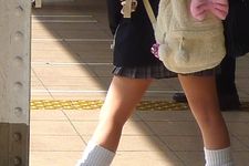 Kaus kaki longgar besar, salah satu fashion statement gyaru.