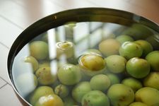 Proses mengolah buah plum menjadi umeboshi atau acar buah plum yang tiga kali lebih kecut daripada lemon.