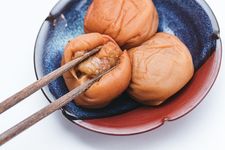 Umeboshi terbuat dari buah plum yang dilumuri garam laut, direndam dalam sari buahnya, lalu dijemur sampai keriput.