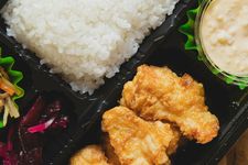 Hinomaru bento, satu buah umeboshi di atas nasi putih terlihat seperti bendera Jepang atau hinomaru.
