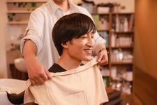Ilustrasi orang potong rambut di barbershop Jepang.