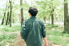 Seorang pria mengenakan kemeja katun lengan panjang.