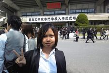 Dewi saat acara penerimaan siswa masuk senmon gakkou pada 2010.