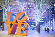 Lokasi kerja Dewi tak jauh dari monumen Love Shinjuku, Jepang.