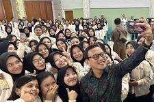 Menteri Pelindungan Pekerja Migran Indonesia Abdul Kadir Karding (depan kanan) berswafoto dengan pekerja migran penempatan Jepang di Depok, Jawa Barat, Selasa (17/6/2025).
