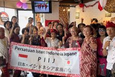 Swasta Putra Dianto, pemilik Garuda Cafe di Tokyo, Jepang, bersama komunitas diaspora Indonesia di Jepang.