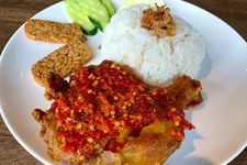 Ayam geprek, menu Garuda Cafe paling laris di antara pengunjung Indonesia.
