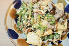 Goya champuru, makanan khas Okinawa, Jepang. Terbuat dari pare (goya), tahu, telur, dan daging babi.