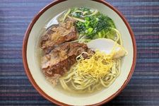 Soki soba, makanan khas Okinawa, Jepang, berupa mie topping iga babi (soki).