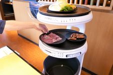 Robot pelayan di restoran Jepang mengantarkan pesananan pelanggan.