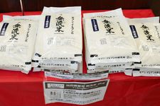 Beras cadangan pemerintah Jepang dipajang sebelum dijual di toko serba ada Seven-Eleven Jepang di Tokyo pada 17 Juni 2025.