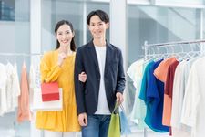 Ilustrasi orang belanja baju di Jepang.